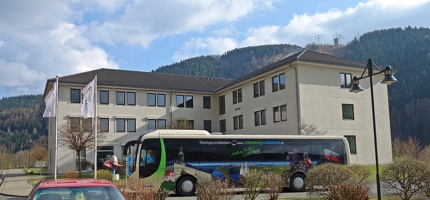 Bus vor Verwaltungsgebäude