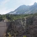 Staumauer mit Bergflanke im Hintergrund